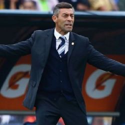 Pedro Caixinha se Queja del Césped del Azteca