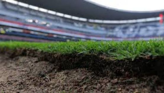 La cancha del Estadio Azteca está hecha un desastre
