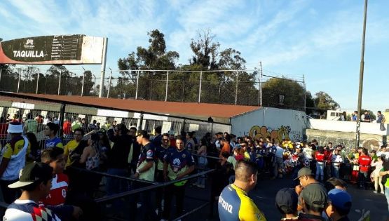 Revendedores Provocan Caos en las Taquillas del Azteca