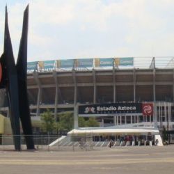 Revendedores Amenazan a Policías en el Estadio Azteca