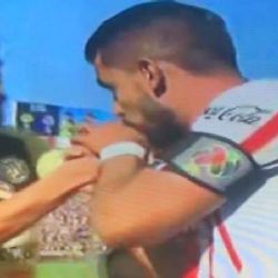 Humillado | Jugador de Chivas le Besa la Mano a Oribe
