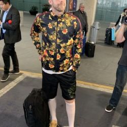 Ménez llegó a México caminando y molesto con la prensa