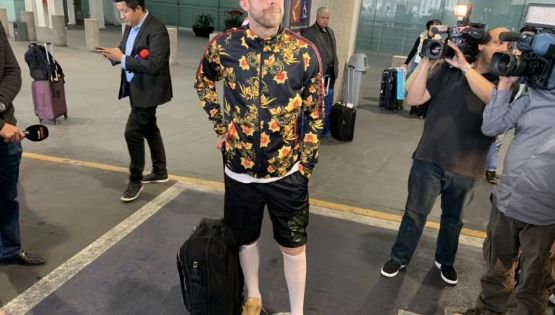 Ménez llegó a México caminando y molesto con la prensa