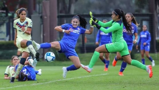 Alerta| Lucero Cuevas abandonó el clásico joven en camilla