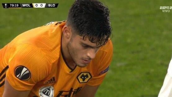 Video | Tremendo 'Knock-Out' de Raúl Jiménez a su rival con un intento de 'Chilena'