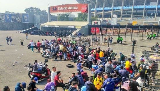 Molestia en Taquillas del Estadio Azteca por Revendedores