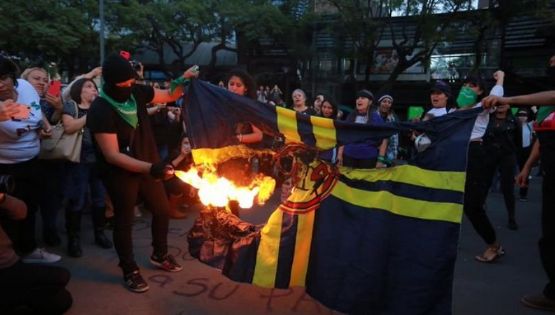 Video | Feministas Queman la Bandera del América