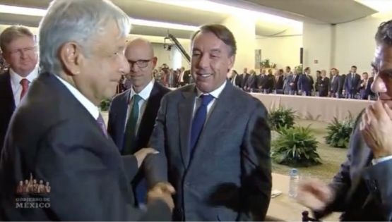 Video: Azcarraga bromea con AMLO por la derrota de América