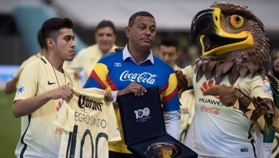 El 'Negro' Santos se burla de la Asistencias del Primer Equipo