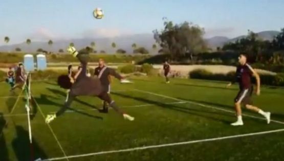 Video | Memo Ochoa hace Impresionante Chilena en Entrenamiento del Tricolor