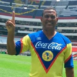 Antonio Carlos Santos arremetió fuertemente contra Oribe Peralta