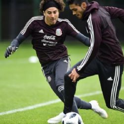 Guillermo Ochoa felicita a Raúl Jiménez por el partidazo de ayer