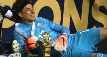 Guillermo Ochoa jugó lesionado la Final de la Copa Oro