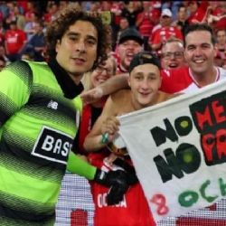 Aficionados del Standard Lieja le dan la despedida a Guillermo Ochoa