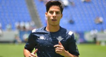 Técnico del Betis manda mensaje para Diego Lainez