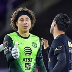 Video | Memo Ochoa muestra total liderazgo dentro de la cancha