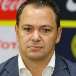 Por ahora, Santiago Baños sobrevive a la limpia dentro del Club América