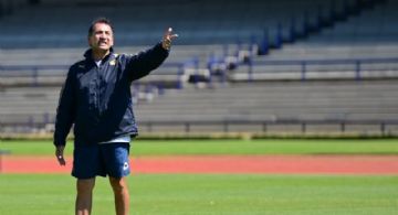 Mario Carrillo levanta la mano para dirigir al Club América