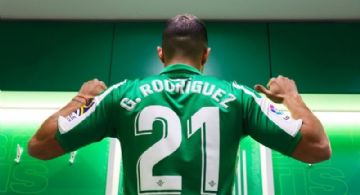 Guido Rodríguez entre los mejores mediocampistas de la Liga Española