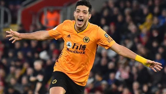 Aficionados del Wolverhampton se tatúan a Raúl Jiménez