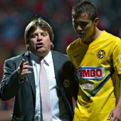 Miguel Herrera manda emotivo mensaje a Paul Aguilar por fallecimiento de su Padre