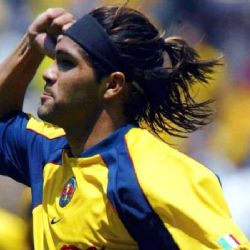 Ex delantero de América levanta la mano para dirigir al equipo