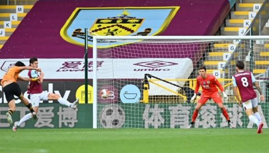 Video | Golazo de Volea de Raúl Jiménez