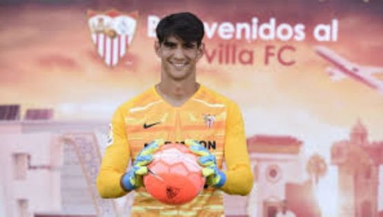 El arquero del Sevilla reveló la fórmula para neutralizar a Raúl Jiménez