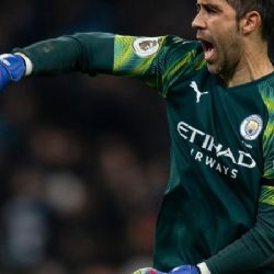 Claudio Bravo será compañero de Diego Lainez y Guido Rodríguez en el Real Betis