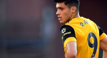 Video | Raúl Jiménez falla un gol cantando sin Portero