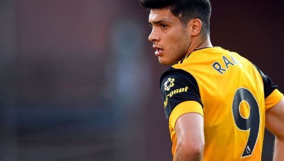 Video | Raúl Jiménez falla un gol cantando sin Portero