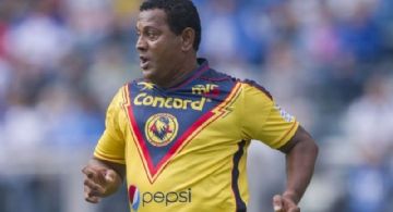 Antonio Carlos Santos asegura que hay una 'mafia del micrófono' que apoya a Miguel Herrera