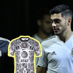 Guillermo Ochoa regala jersey y manda mensaje a Raúl Jiménez por su recuperación