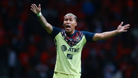 Video | Roger Martínez sufre ridícula caída en los túneles con la Selección Colombiana