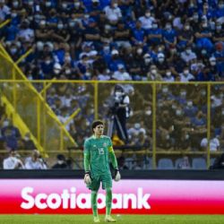 Video | Memo Ochoa es constantemente agredido por la afición de El Salvador