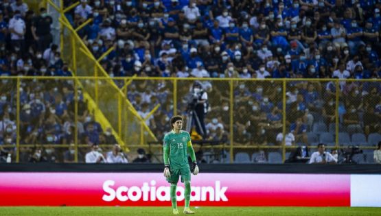 Video | Memo Ochoa es constantemente agredido por la afición de El Salvador