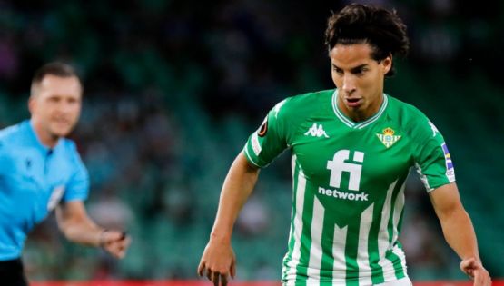 Afición del Real Betis se rinde ante Diego Lainez tras su regreso a las canchas