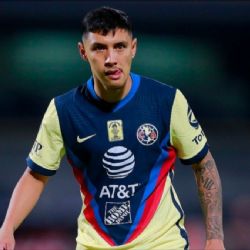 Gran detalle del futbolista argentino del Club América, Leo Suárez, con equipo amateur 
