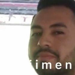 Video | Aficionado de Pumas mete arma de fuego al Estadio Azteca y amenaza a seguidores del Club América