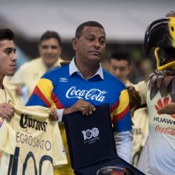 Cesilio de los Santos revela la enorme cicatriz de la operación en la rodilla de Antonio Carlos Santos