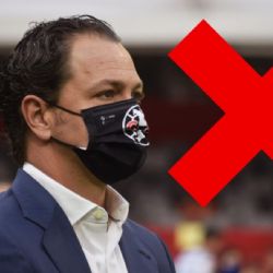 Afición del Club América exige la salida de Santiago Baños en las instalaciones de Coapa