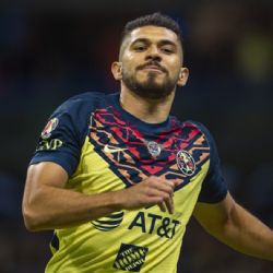 Gran detalle de Henry Martín con jóvenes aficionados de bajos recursos