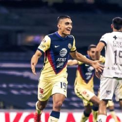 Santiago Solari se rinde ante el joven Santiago Naveda tras su primer gol con América