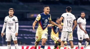 Santiago Solari se rinde ante el joven Santiago Naveda tras su primer gol con América
