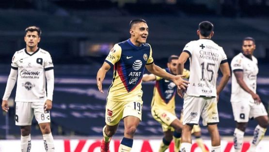 Santiago Solari se rinde ante el joven Santiago Naveda tras su primer gol con América