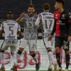 El intercambio de mensajes entre Henry Martín, Sebastián Córdova y Memo Ochoa tras el golazo de penal 'a lo Messi'