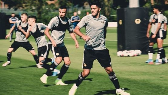 Raúl Jiménez se presenta a entrenar con el Wolverhampton usando protección en la cabeza