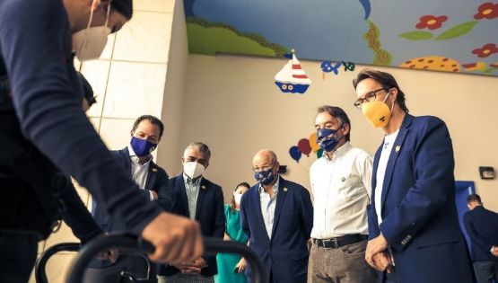 Emilio Azcárraga cumple promesa del Clásico Nacional y visita CRIT para ayudar a quienes han padecido Covid