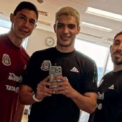 Hugo González y Raúl Jiménez se trollean en redes sociales por el entrenamiento de la Selección