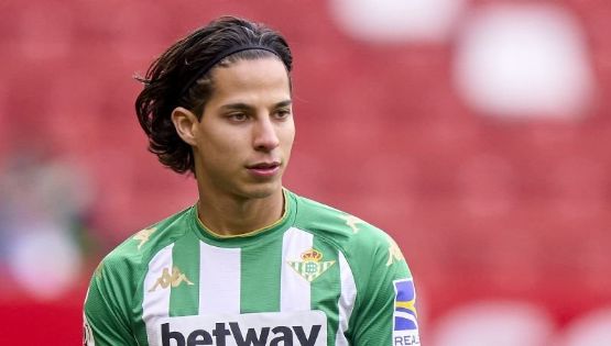 El joven futbolista mexicano del Real Betis, Diego Lainez, revela como le ha ayudado a crecer su técnico Manuel Pellegrini